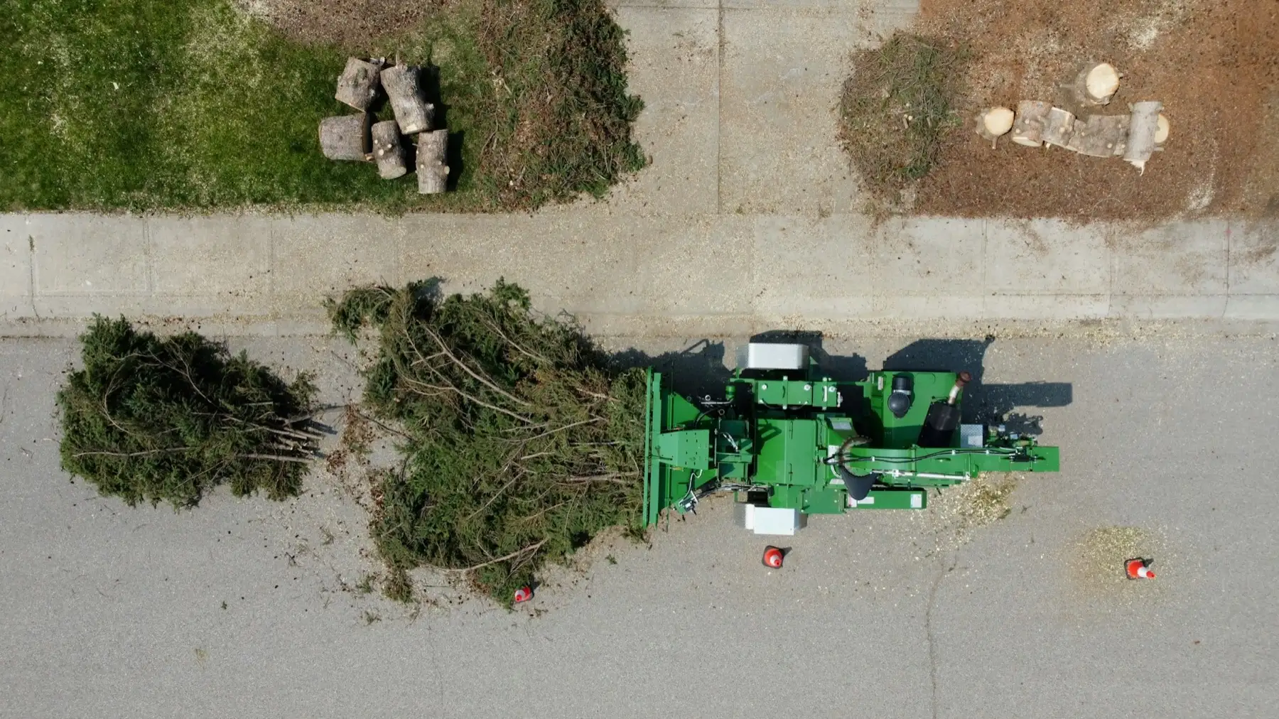 Broyeur de végétaux transformant les branches en copeaux